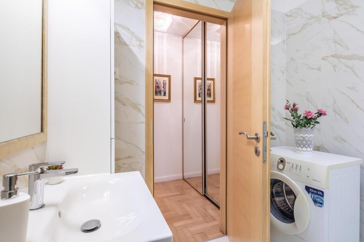 Homey Apartment With Ac And Balcony Budapest Luaran gambar
