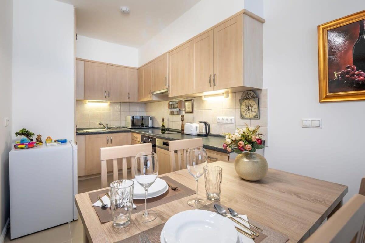 Homey Apartment With Ac And Balcony Budapest Luaran gambar
